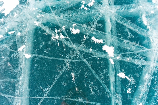 La textura natural del hielo invernal con burbujas blancas y grietas en un lago congelado Fondo abstracto de hielo y grietas en la superficie del lago Baikal congelado