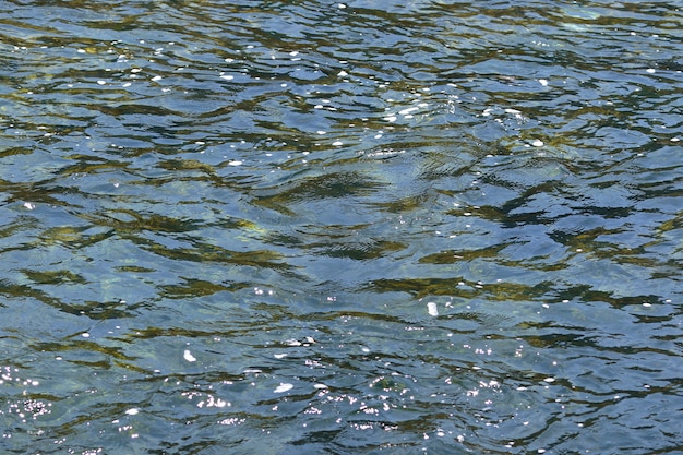 Textura natural homogênea da água do rio em um dia ensolarado