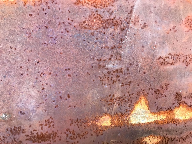 Textura natural oxidada irregular y porosa textura de metal pintado rojo textura rosa con amarillo