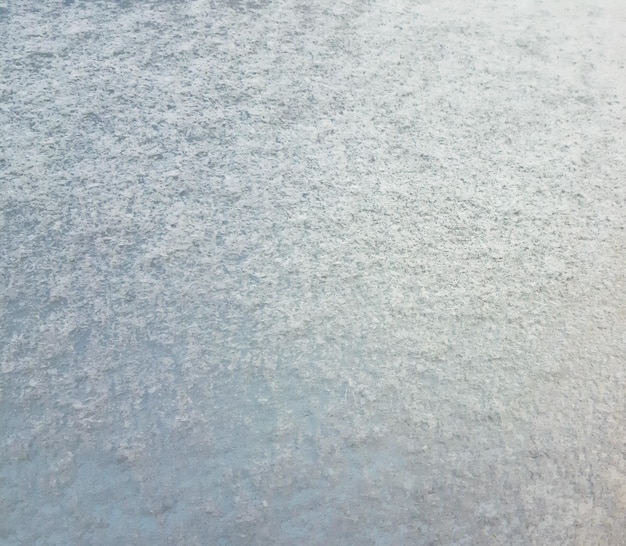 Textura nevada en el capó de un auto