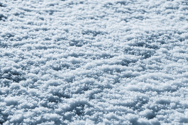 Textura de nieve en clima soleado Cubierta de nieve con cristales de nieve