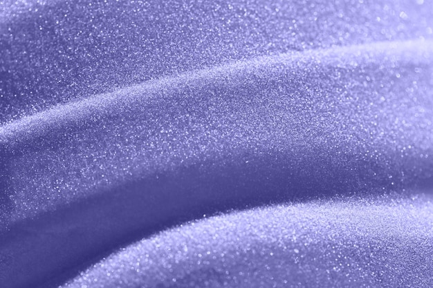 Textura de nieve, fondo de invierno en color muy peri violeta del año 2022