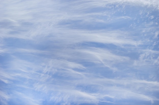 Textura de nubes cirrus blancas en el fondo del cielo azul