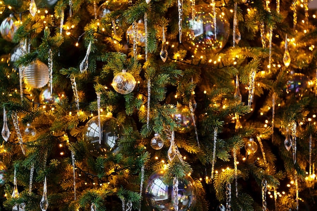 Textura o fondo para una tarjeta navideña Árbol de Navidad en las ramas verdes del apartamento