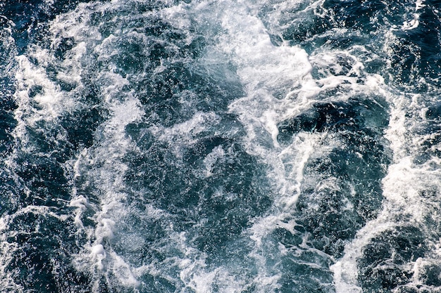 Textura de ondas de espuma blanca como fondo natural.