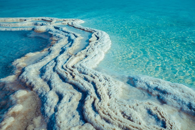 Textura de la orilla del mar de sal del Mar Muerto