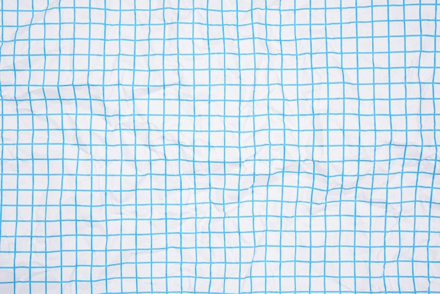 Textura de papel blanco arrugado en una jaula, líneas azules, cuaderno escolar