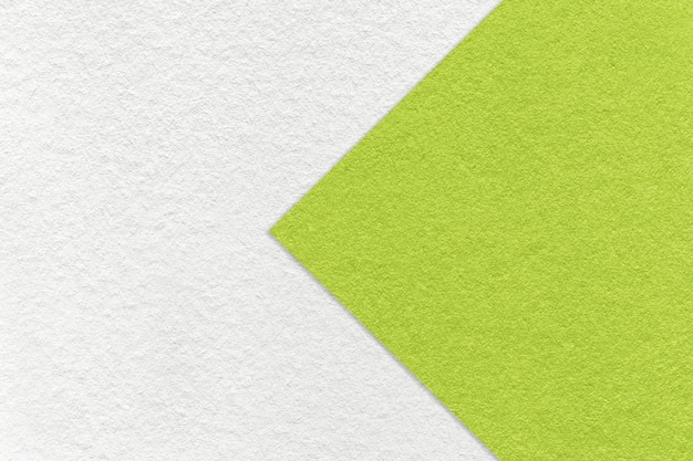 Textura de papel fondo blanco medio dos colores con flecha verde macro Estructura de cartón de oliva artesanal denso