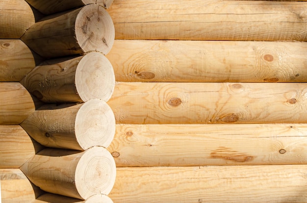 Textura de la pared de la casa hecha de troncos redondeados Pared de troncos de madera construida con troncos pulidos suavemente