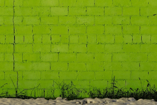 Textura de pared exterior de ladrillo áspero de yeso verde