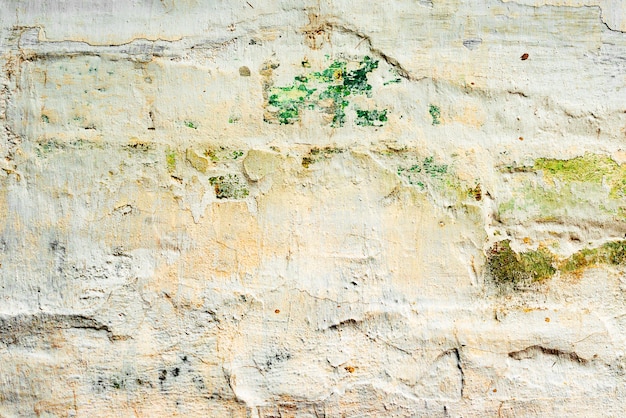 Textura, pared, fondo de hormigón. Fragmento de pared con arañazos y grietas.