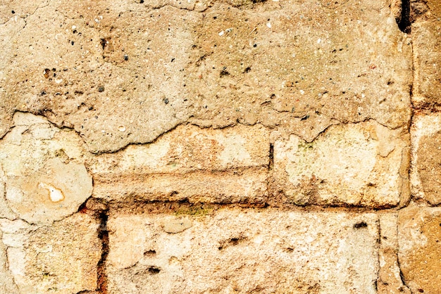 Textura, pared, fondo de hormigón. Fragmento de pared con arañazos y grietas.