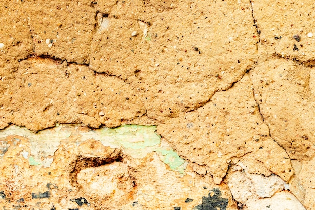 Textura, pared, fondo de hormigón. Fragmento de pared con arañazos y grietas.