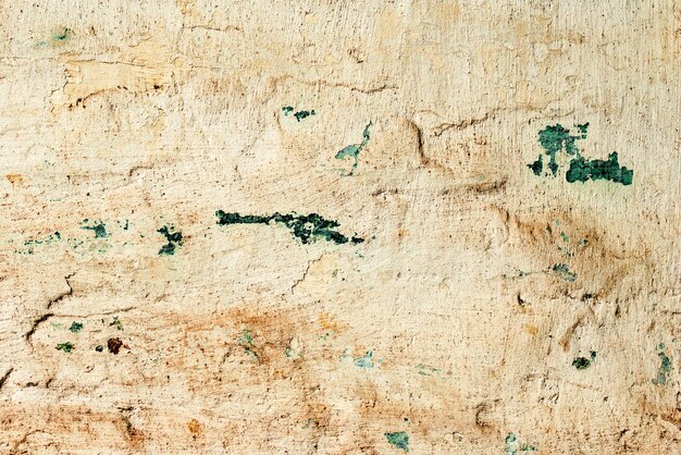 Textura, pared, fondo de hormigón. Fragmento de pared con arañazos y grietas.