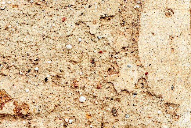 Textura, pared, fondo de hormigón. Fragmento de pared con arañazos y grietas.