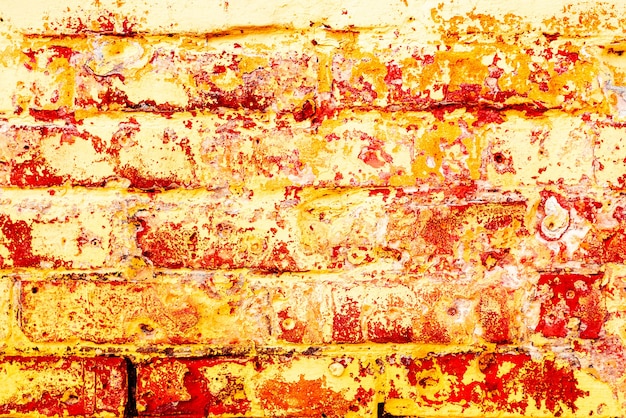 Textura de una pared de ladrillos con grietas y arañazos que se pueden utilizar como fondo