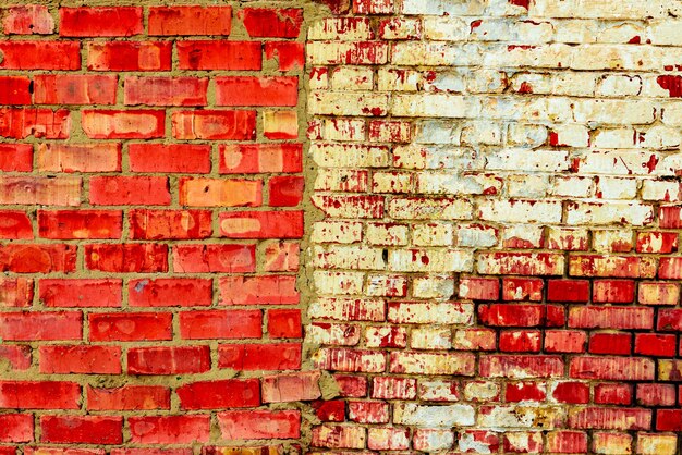 Textura de una pared de ladrillos con grietas y arañazos que se pueden utilizar como fondo