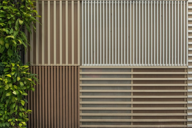 Textura de pared de listones de madera y fondo de hojas