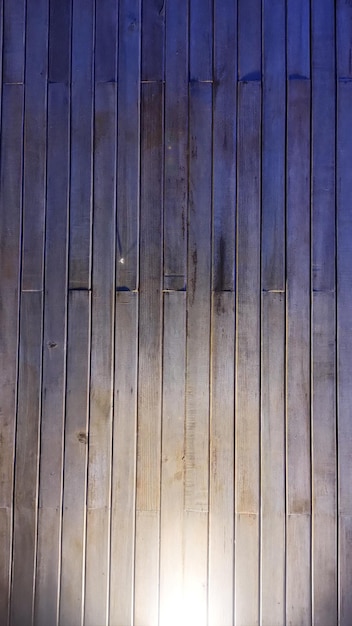 Textura de pared de madera antigua con puerta