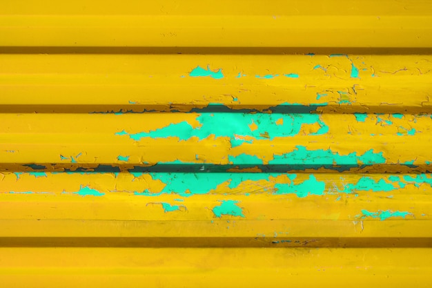 Textura de pared de metal amarillo manchado como espacio