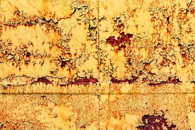 Textura de una pared de metal con grietas y arañazos