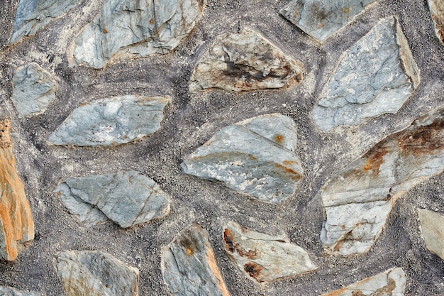 Textura de una pared con piedras grandes incrustadas en cemento