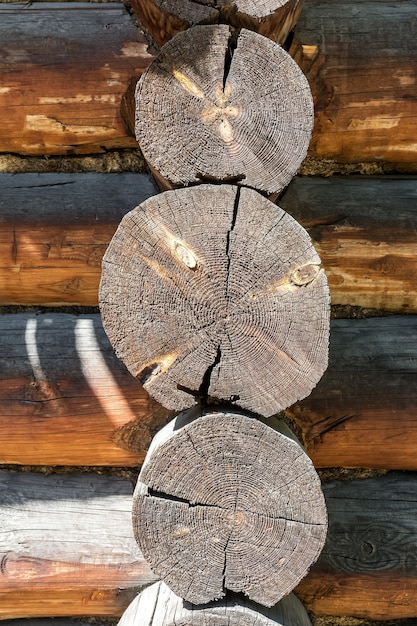 La textura y el patrón del extremo de los troncos de madera utilizados para la construcción de una casa de pueblo.