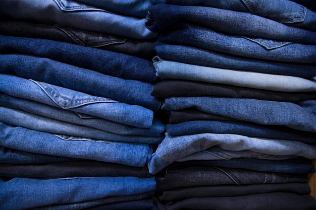 La textura del patrón de los pantalones vaqueros azules plegados se puede utilizar como papel tapiz de fondo