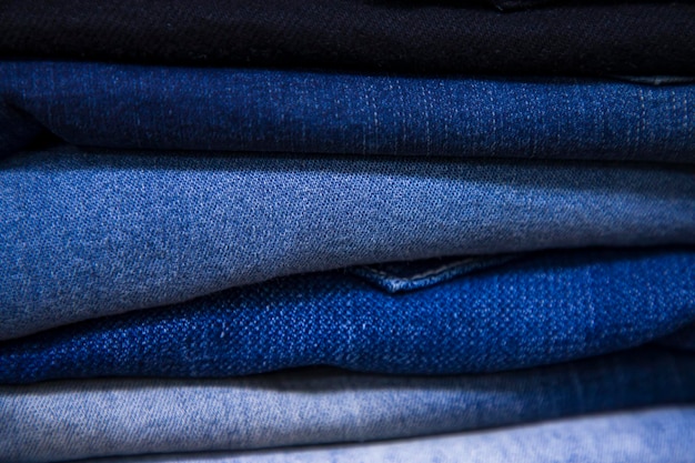 La textura del patrón de los pantalones vaqueros azules plegados se puede utilizar como papel tapiz de fondo
