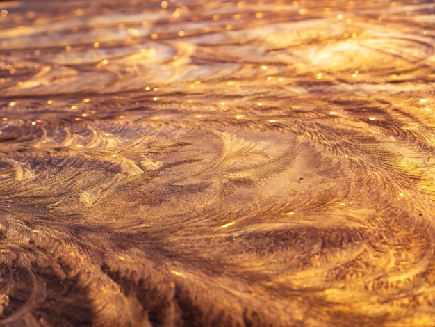 La textura de los patrones de escarcha en el cristal en invierno.