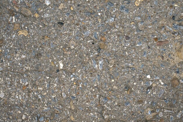 La textura del pavimento de asfalto intercalado con piedras