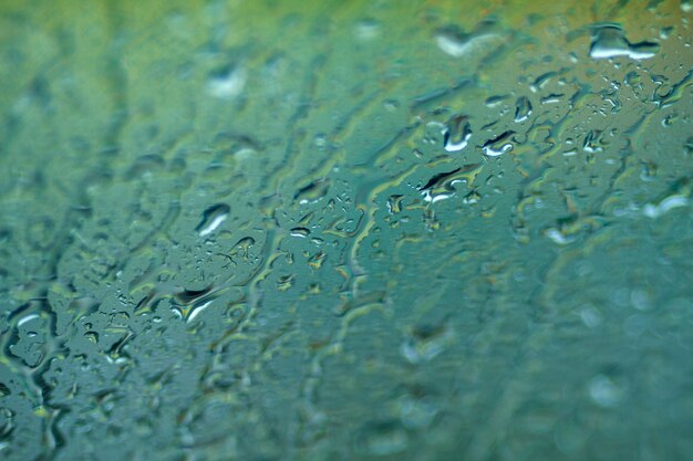 La textura de pequeñas gotas en el vaso de la lluvia.