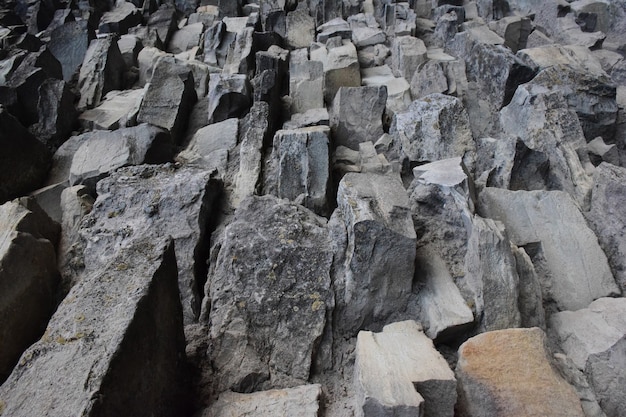 La textura de la piedra, colocada en la pared, de diferentes formas y tonos para todo el marco.