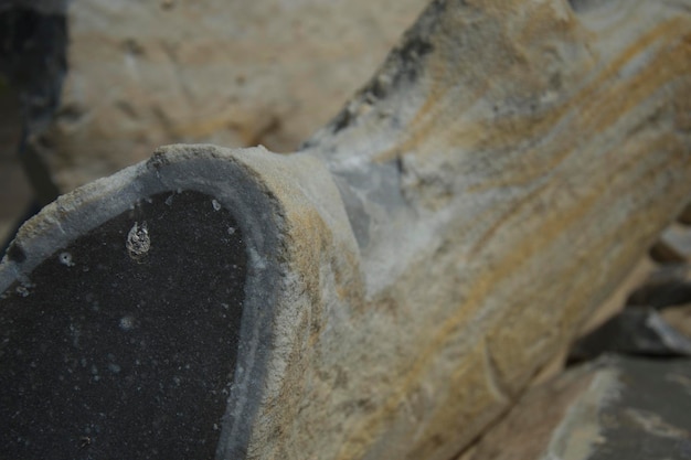 Textura de una piedra gris en un corte