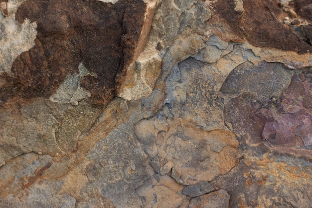 Textura de piedra marrón con abstracción de inclusiones de primer plano arenoso