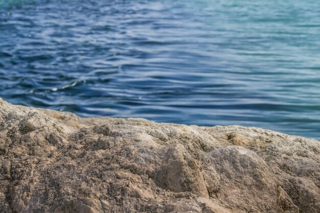 Textura de piedra en primer plano contra el mar