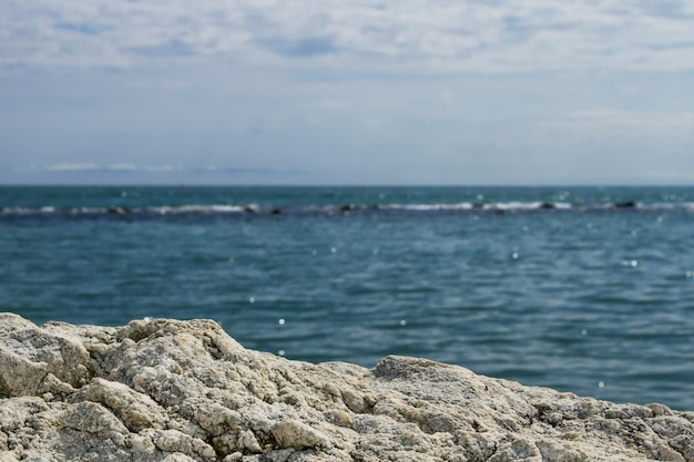 Textura de piedra en primer plano contra el mar