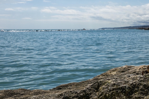 Textura de piedra en primer plano contra el mar