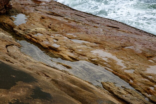 Foto textura de piedra vieja costera. fondo de pantalla de rock.