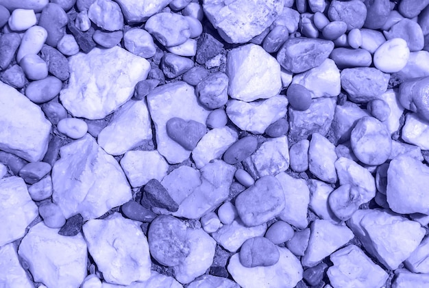 La textura de las piedras es bastante ligera. very peri, Color del año, 2022, azul, morado, Enfoque selectivo. naturaleza.