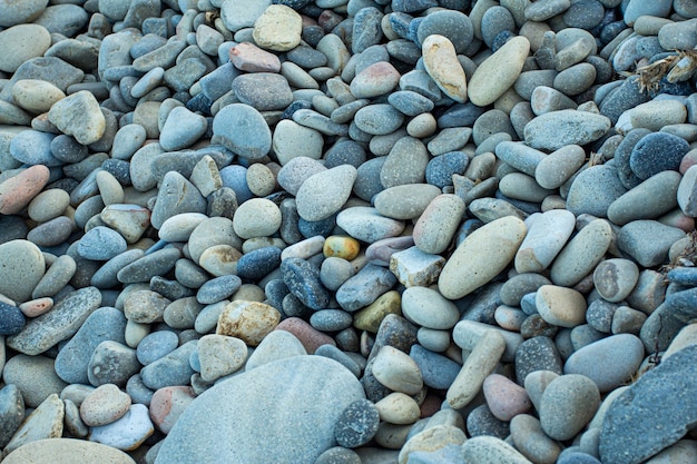 Textura de piedras de playa de Cerdeña en una playa de la costa sur