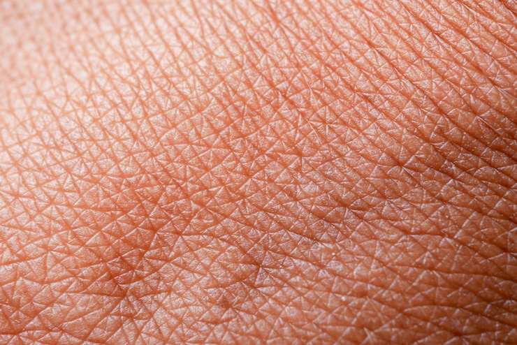 Textura de la piel. Piel oscura de macro de mano de mujer.