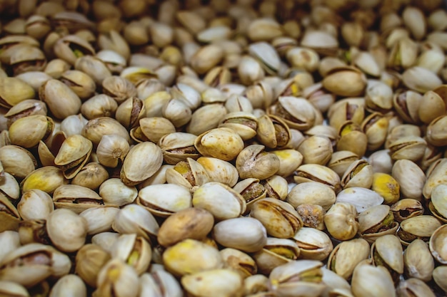 Textura de pistacho. Nueces. Pistachos verdes frescos como textura. Foto de estudio de comida deliciosa saludable de pistachos salados tostados.