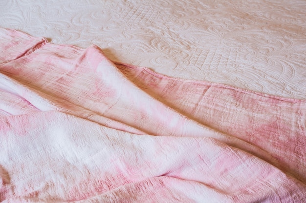Textura, plano de fundo, padrão. Abstrato de pano rosa branco com ondas suaves, ótimo para vestidos ou ternos, onde transparência e fluidez são necessárias. beleza