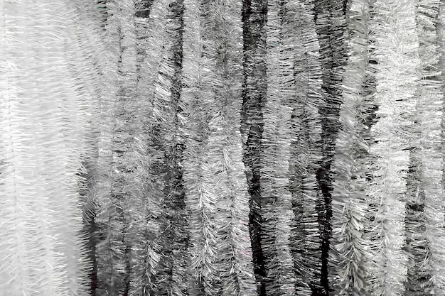 textura plata brillante Año nuevo Navidad oropel lluvia vertical. primer plano, enfoque suave.