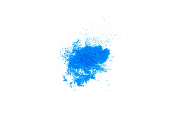 Foto textura de polvo de maquillaje azul aislado sobre fondo blanco.