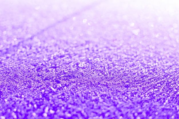 Textura de primer hielo frío chispeante. Telón de fondo nevado en colores violetas. Fondo de invierno para el diseño. Abstracción en la naturaleza.