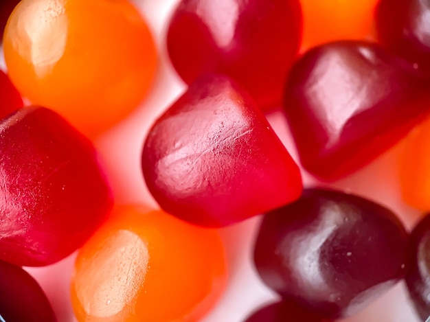 Textura de primer plano de gomitas multivitamínicas rojas, naranjas y púrpuras. Concepto de estilo de vida saludable.