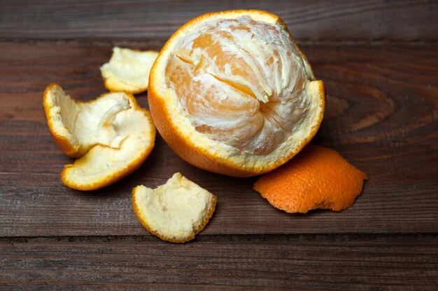 Foto textura de primer plano de una mandarina dulce madura pelada en una tabla de madera