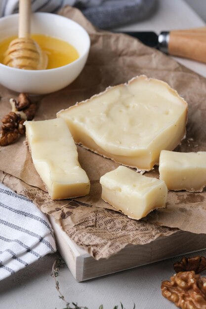 Foto textura de primer plano de queso tom cremoso suave. queso tierno de cabra de granja.